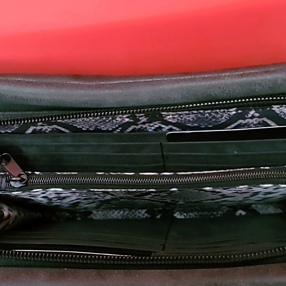 NWT 'NICOLE MILLER' New York Wallet Purse with handstrap - Picture 3 of 12